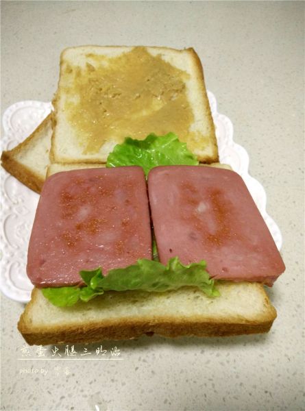 煎蛋火腿三明治的做法操作步骤第8步：铺上火腿片；