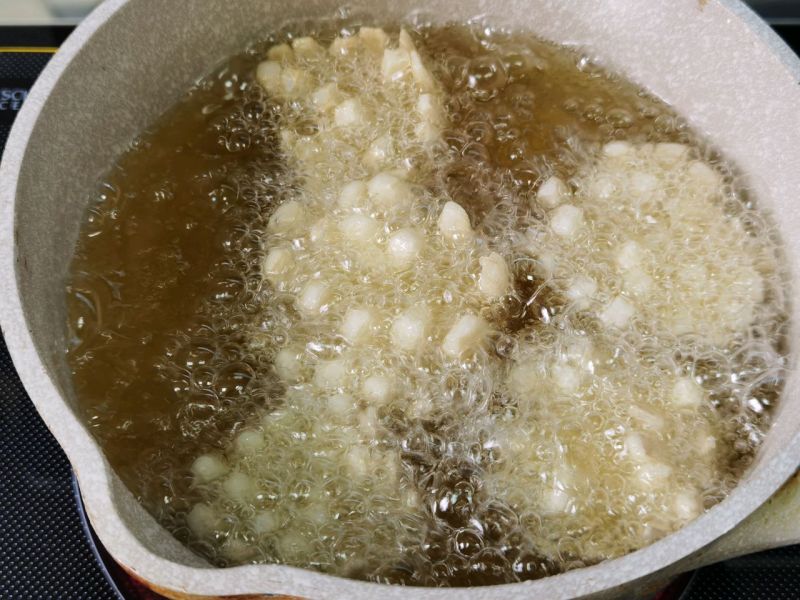 鲍汁杏鲍菇的做法操作步骤第4步：炸至定形，可分2次油炸。