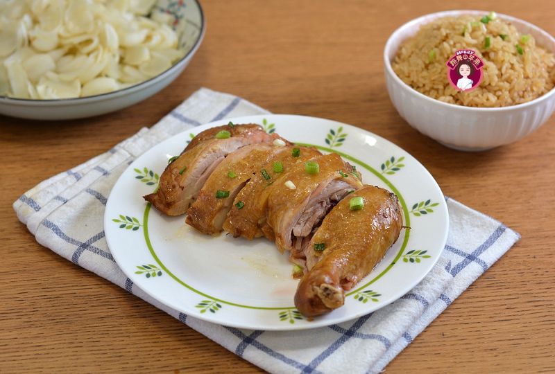 鸡腿焖饭香喷的做法操作步骤第1步：酱油鸡腿，鸡肉富含优质蛋白质，单纯烤或者炖都觉得太费事，提前几个小时把鸡腿腌上，再和大米同入锅焖一焖，鸡肉香嫩油光光~