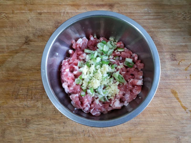 冬瓜丸子汤的做法操作步骤第3步：将葱姜末加入肉糜。