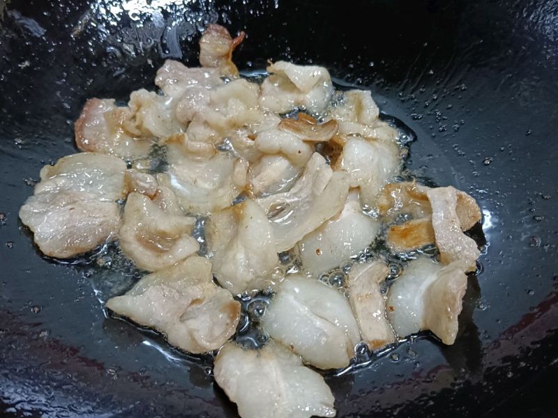 蒜苗炒肉的做法操作步骤第1步：炒锅入油，放入五花肉炒至变色
