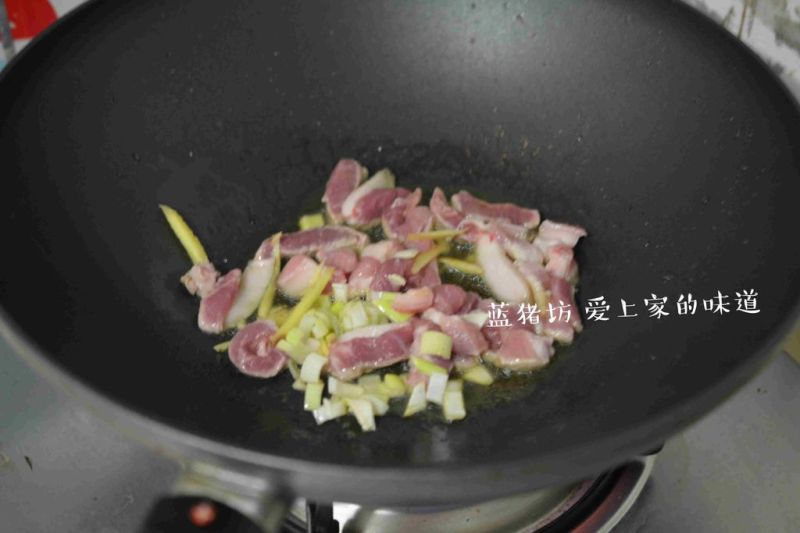 豇豆焖面的做法操作步骤第1步：锅里放油，加入姜丝和葱丝炒香，然后下入五花肉炒到肉肉变色