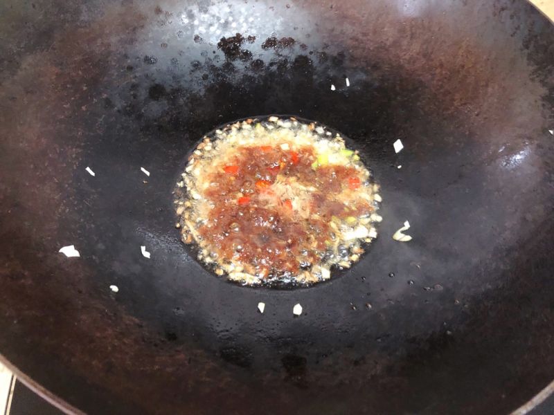 凉拌油麦菜的做法操作步骤第5步：锅里倒油油热五成放人葱蒜末，炒出香味放入白糖和生抽，烧沸关火直接浇在油麦菜上面。