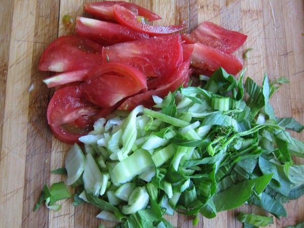 晚餐来碗素面的做法操作步骤第2步：把蔬菜切碎就行了。