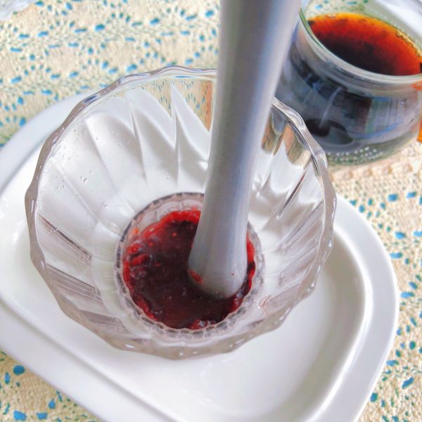 治愈系饮品❗️蔓越莓生椰拿铁的做法操作步骤第2步：用捣碎棒将蔓越莓干压成泥。