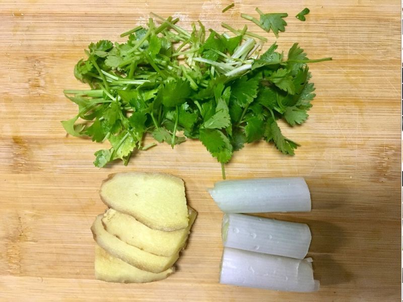 清炖鸡汤的做法操作步骤第4步：把葱切成段，姜切片，香菜切成两厘米左右的段