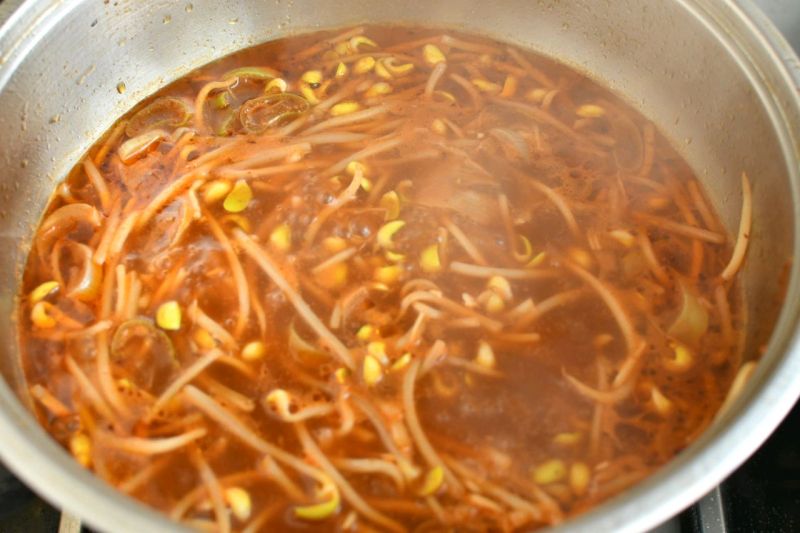 韩式辣牛肉锅的做法操作步骤第11步：煮沸腾加盐和味素调味