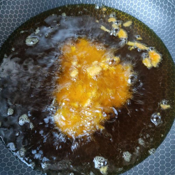 薯片炸鸡的做法操作步骤第11步：油温不太高下锅，炸制熟透。