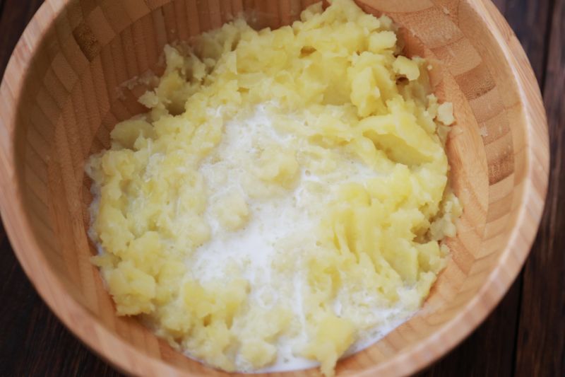 土豆泥的做法操作步骤第2步：土豆片中加入20ml牛奶，将其压成泥状。