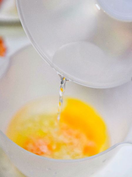 帝王蟹肉蒸鸡蛋的做法操作步骤第3步：100克鸡蛋（2个），加入150克温水