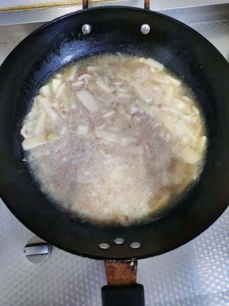土豆菠菜鸡丝面的做法操作步骤第7步：盖盖先炖熟土豆
