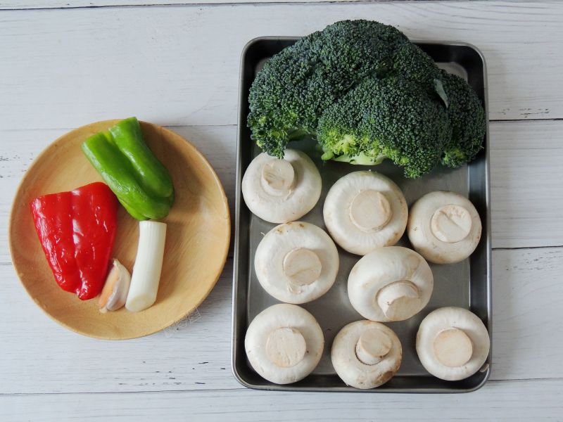 西兰花炒口蘑的做法操作步骤第1步：准备好所有的食材。
