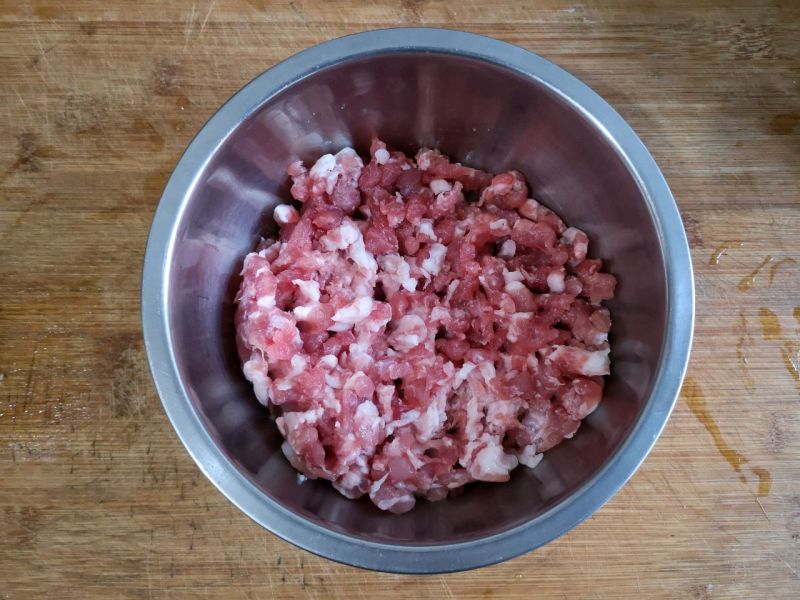 冬瓜丸子汤的做法操作步骤第1步：猪五花肉剁碎成肉糜。
