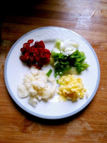 手撕包菜的做法操作步骤第2步：葱末，姜末，蒜末，干红辣椒末，备好。
