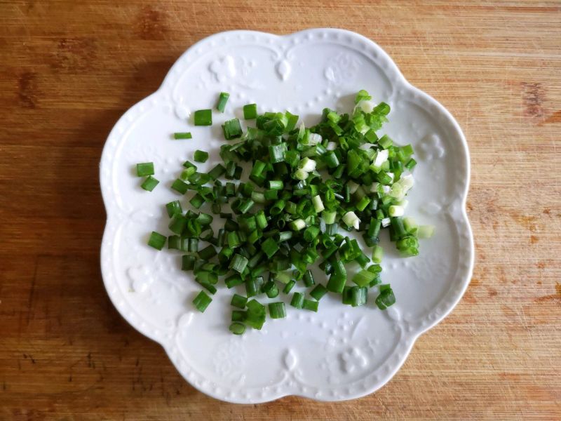 肉末蒸豆腐的做法操作步骤第5步：小葱洗净切葱花备用。