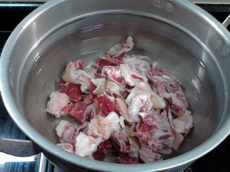 清汤白萝卜炖羊肉的做法操作步骤第3步：放入冷水锅中。
