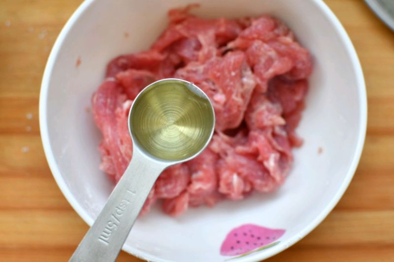 韩式辣牛肉锅的做法操作步骤第7步：加油腌制