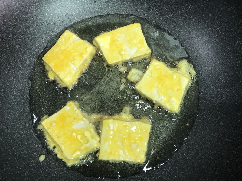 完胜路边摊：香煎孜然豆腐的做法操作步骤第5步：然后起锅烧油，放入锅中小火煎