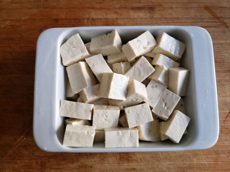 肉末蒸豆腐的做法操作步骤第4步：将焯好的豆腐放进容器中。
