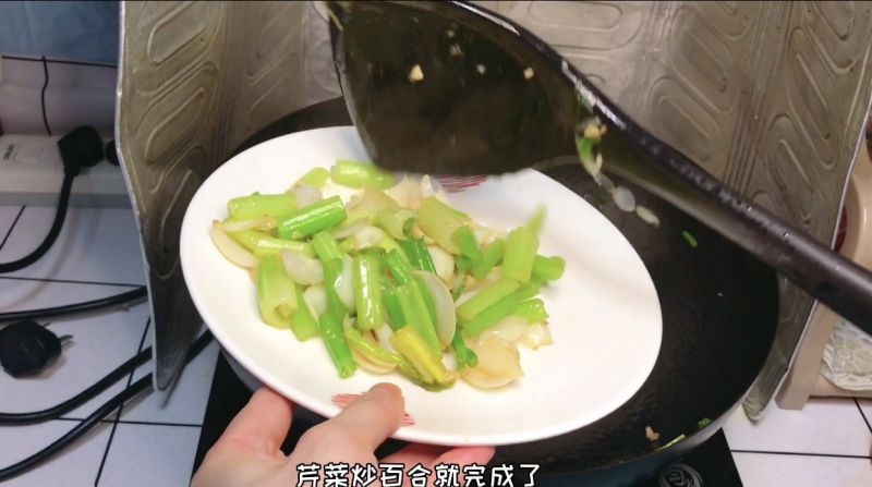韭菜炒蛋的做法操作步骤第9步：加入一克左右的盐和半勺鸡精调味，翻炒均匀就可以装盘出锅了