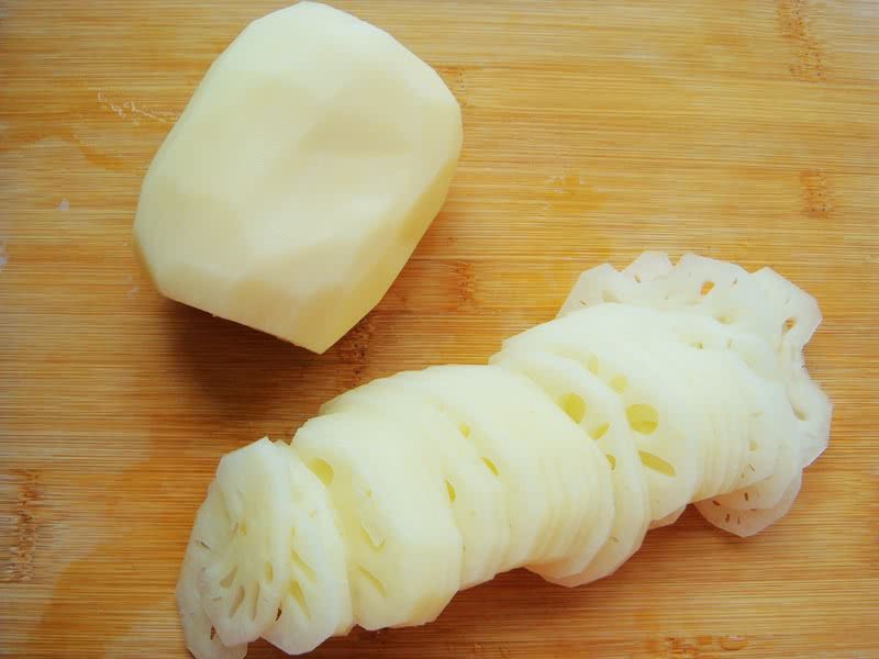 凉拌莲藕的做法操作步骤第1步：莲藕削皮后清洗干净切片。