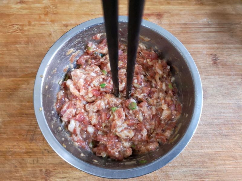 冬瓜丸子汤的做法操作步骤第6步：用筷子顺一个方向搅拌均匀，搅上劲儿（筷子能立在肉馅中不倒）。可根据肉糜的干湿程度适当打水。