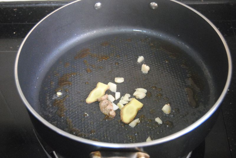土豆烧排骨的做法操作步骤第5步：热锅，放入适量食用油，加入冰糖小火融化并炒出糖色