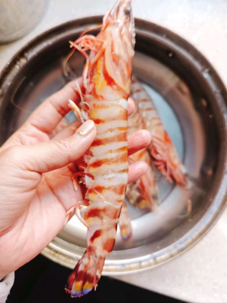 油焖大虾的做法操作步骤第1步：大虾清洗，去虾线。