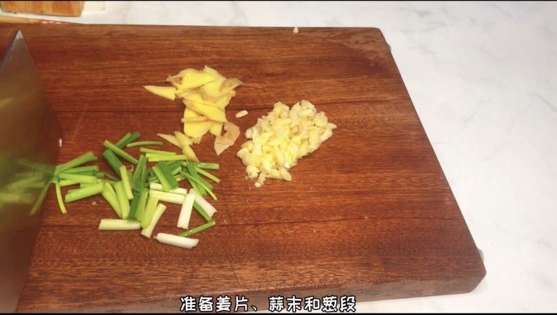 韭菜炒蛋的做法操作步骤第4步：生姜切片，大蒜剁成蒜末，葱切成小段备用