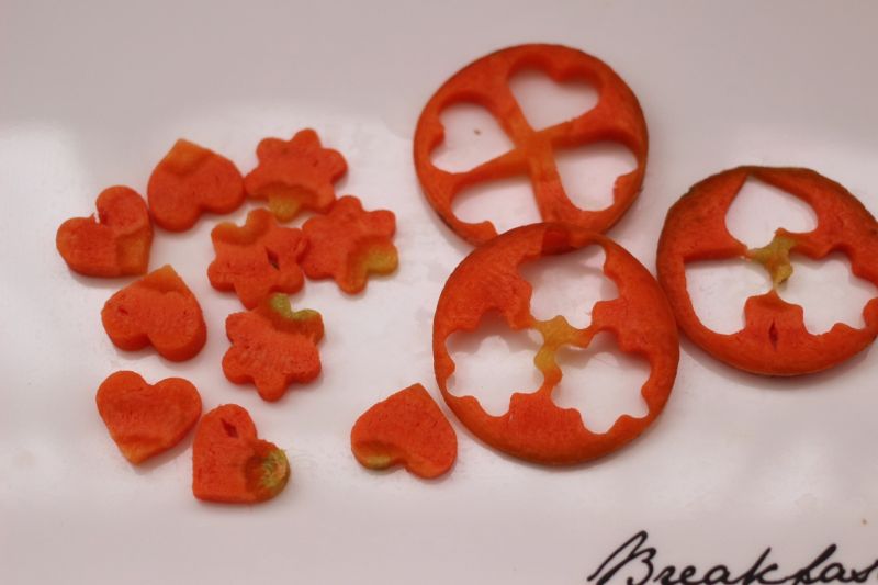沙拉的做法操作步骤第2步：胡萝卜用模具刻出自己喜欢的花样，也可以直接用刀切成薄片。