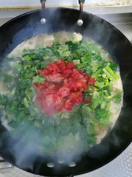 土豆菠菜鸡丝面的做法操作步骤第9步：再把西红柿铺在菠菜上，小火熬炖