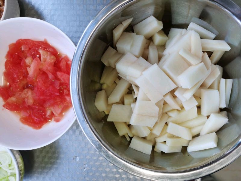 土豆菠菜鸡丝面的做法操作步骤第3步：土豆也切成小块