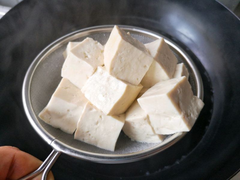 肉末蒸豆腐的做法操作步骤第3步：将焯水后的豆腐沥水捞出。