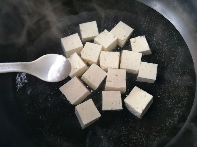 肉末蒸豆腐的做法操作步骤第2步：将切块后的豆腐焯水1-2分钟，去除豆腥味;在水中加点盐，可让豆腐更能入味。
