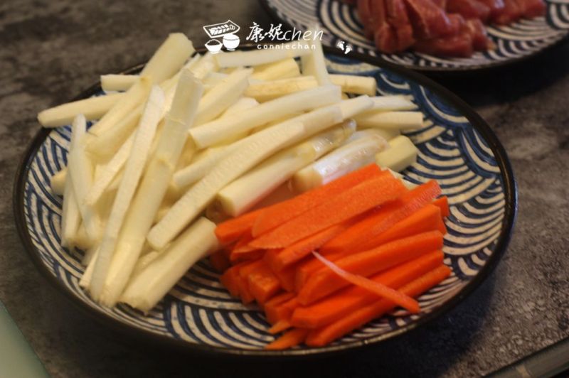 周末的晚餐的做法操作步骤第14步：白芦笋和胡萝卜削皮后切长条
