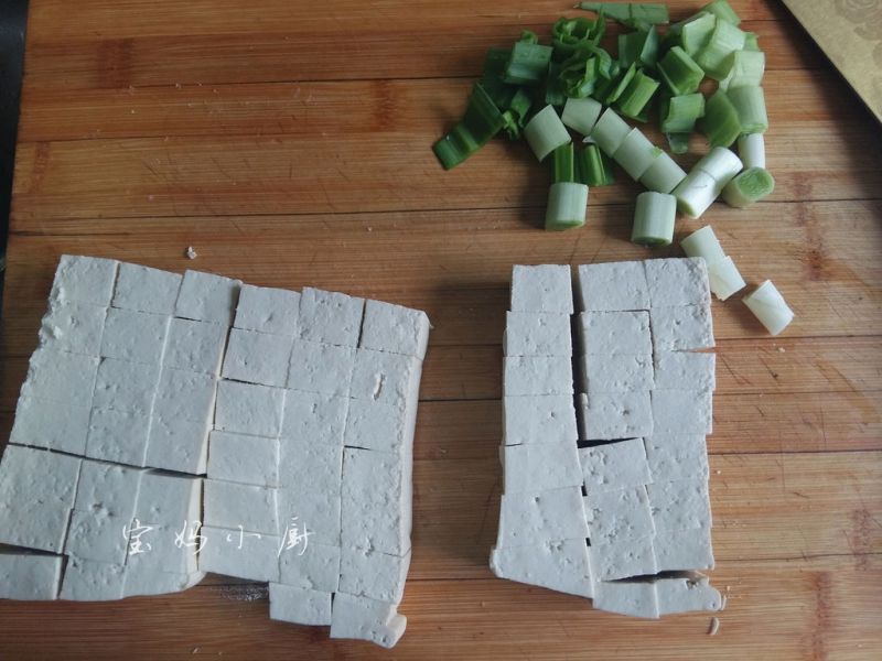 蚝油烧豆腐的做法操作步骤第1步：豆腐切小块，青蒜洗净切小段