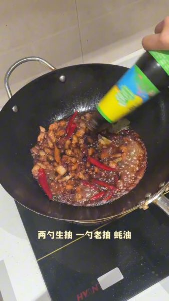 台式卤肉饭的做法操作步骤第4步：添加生抽耗油熬煮十分钟