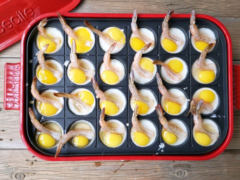 虾扯蛋的做法操作步骤第10步：再打入一个鹌鹑蛋。