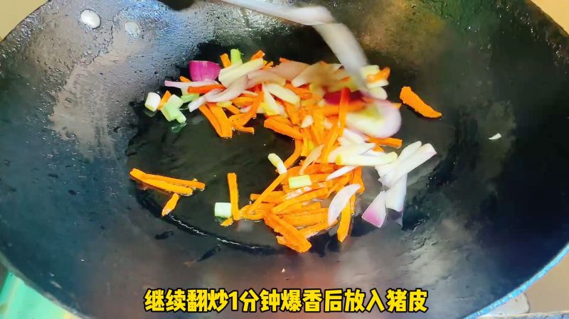 红烧油炸猪皮的做法操作步骤第2步：炒香洋葱