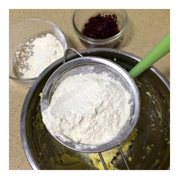 蔓越梅饼干（蛋白打发版）的做法操作步骤第7步：打至黄油发白，体积膨大，筛入低粉和玉米淀粉。