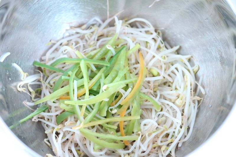 凉拌绿豆芽的做法操作步骤第4步：绿豆芽和青椒放入大碗里。