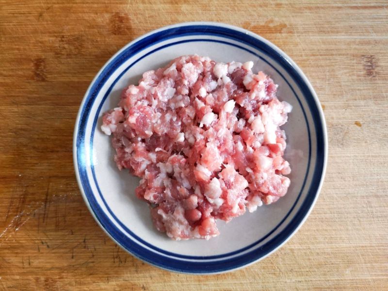 肉末蒸豆腐的做法操作步骤第8步：五花肉剁成肉末。