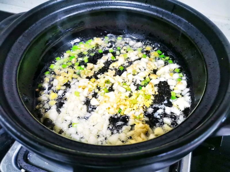 砂锅土豆粉的做法操作步骤第3步：锅里放一点油，葱姜蒜爆香。