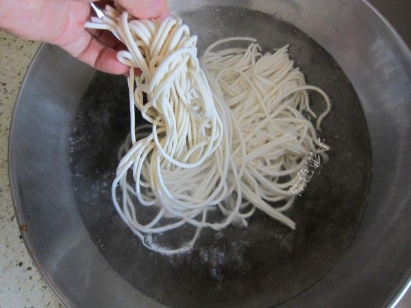 晚餐来碗素面的做法操作步骤第3步：烧开的水再煮面条，记得面条下锅不要翻动，盖上锅盖。