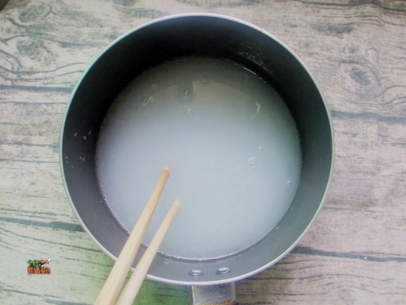 延吉小吃——沾串在“家”打造ins风美食#的做法操作步骤第8步：把水淀粉放入锅里，小火煮至浓稠