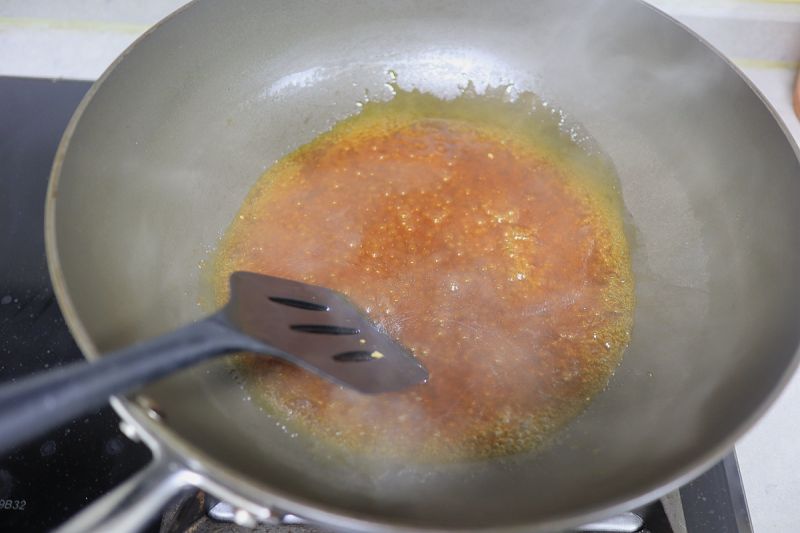 晚餐的做法操作步骤第25步：淀粉浆搅拌均匀入炒锅，小火熬到冒泡即关火；