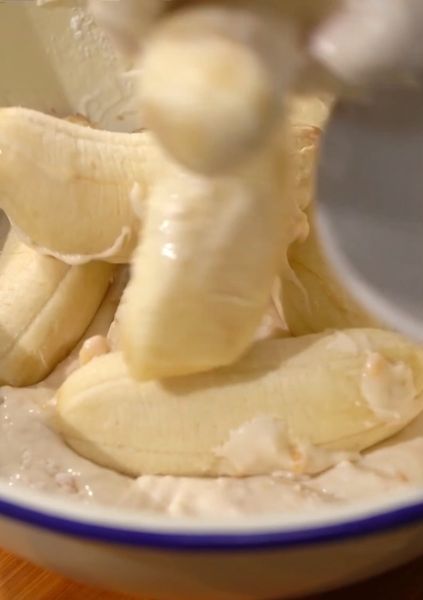 泰国甜品小吃香蕉椰丝饼的做法操作步骤第5步：放入香蕉