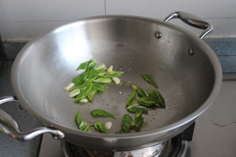 荷塘小炒的做法操作步骤第6步：放入青椒炒一炒。