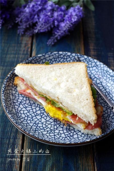 煎蛋火腿三明治的做法操作步骤第12步：食用时将三明治沿对角线切开即可。
