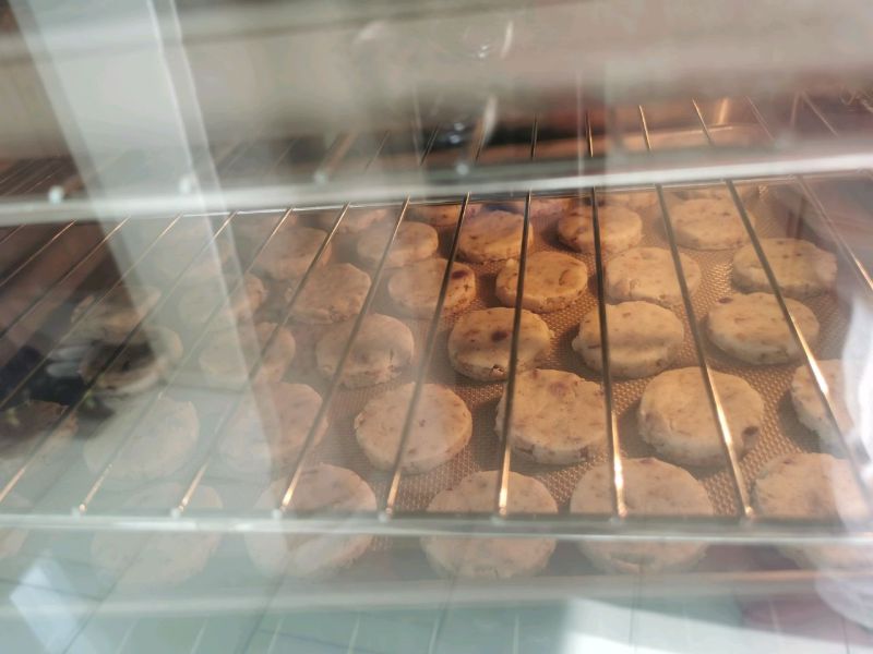 核桃红枣酥的做法操作步骤第12步：风炉200度预热，转143度烤半小时，